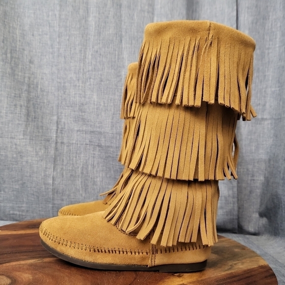 BOHO Classic Minnetonka 3-Layer Fringe Moccasin Boot Tan Size 5 - Picture 3 of 16